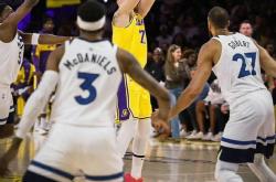 华体会官方入口-关于湖人客场击败森林狼，领先优势扩大的信息