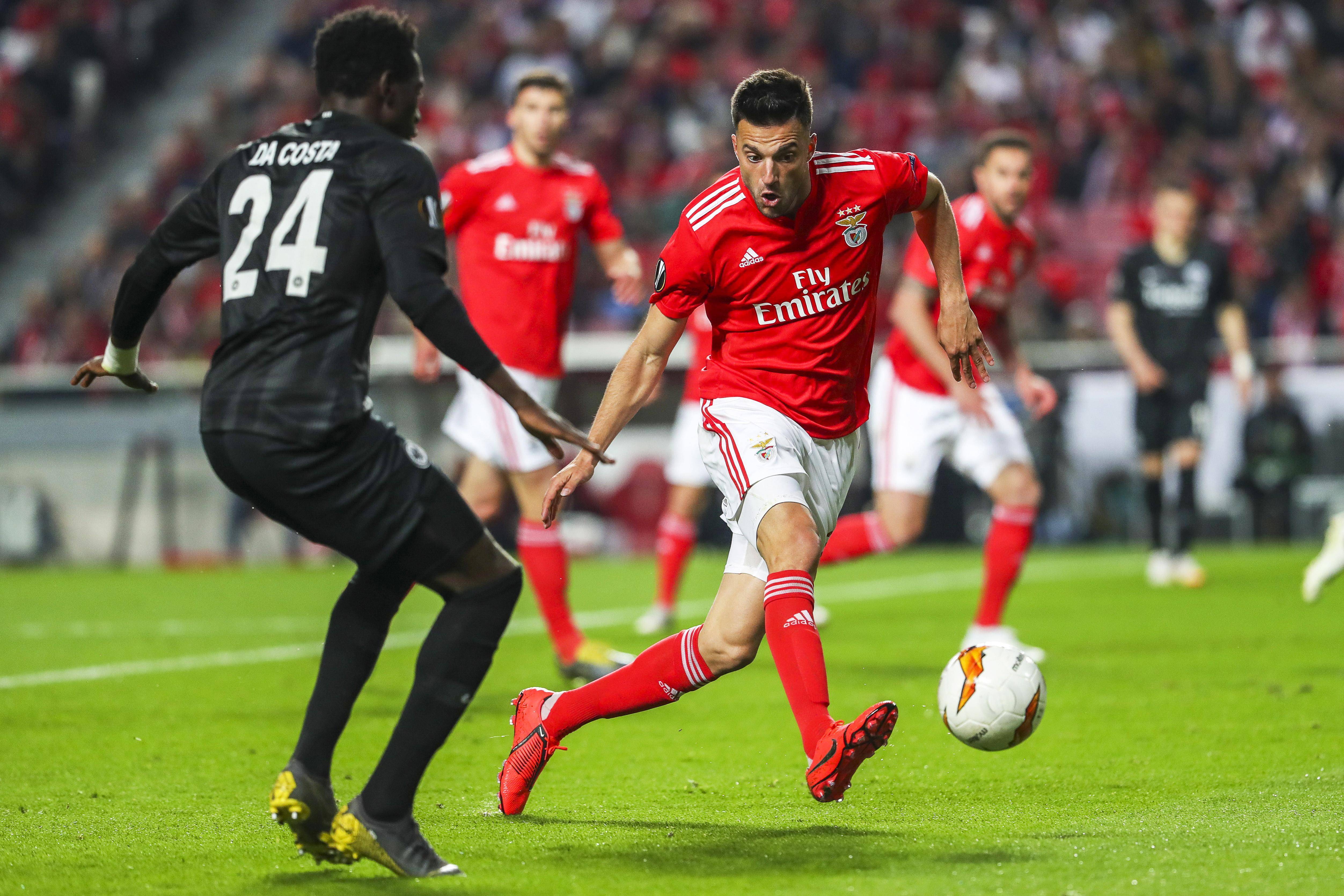 拜仁慕尼黑后防线表现抢眼,球队保持不败纪录 拜仁慕尼黑后防线表现抢眼,球队保持不败纪录