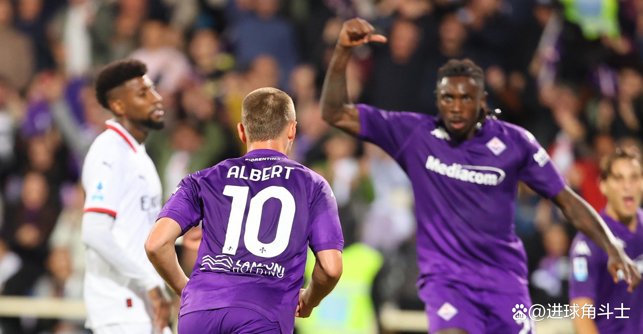 佛罗伦萨球员庆祝进球,贡献胜利 佛罗伦萨球员庆祝进球,贡献胜利