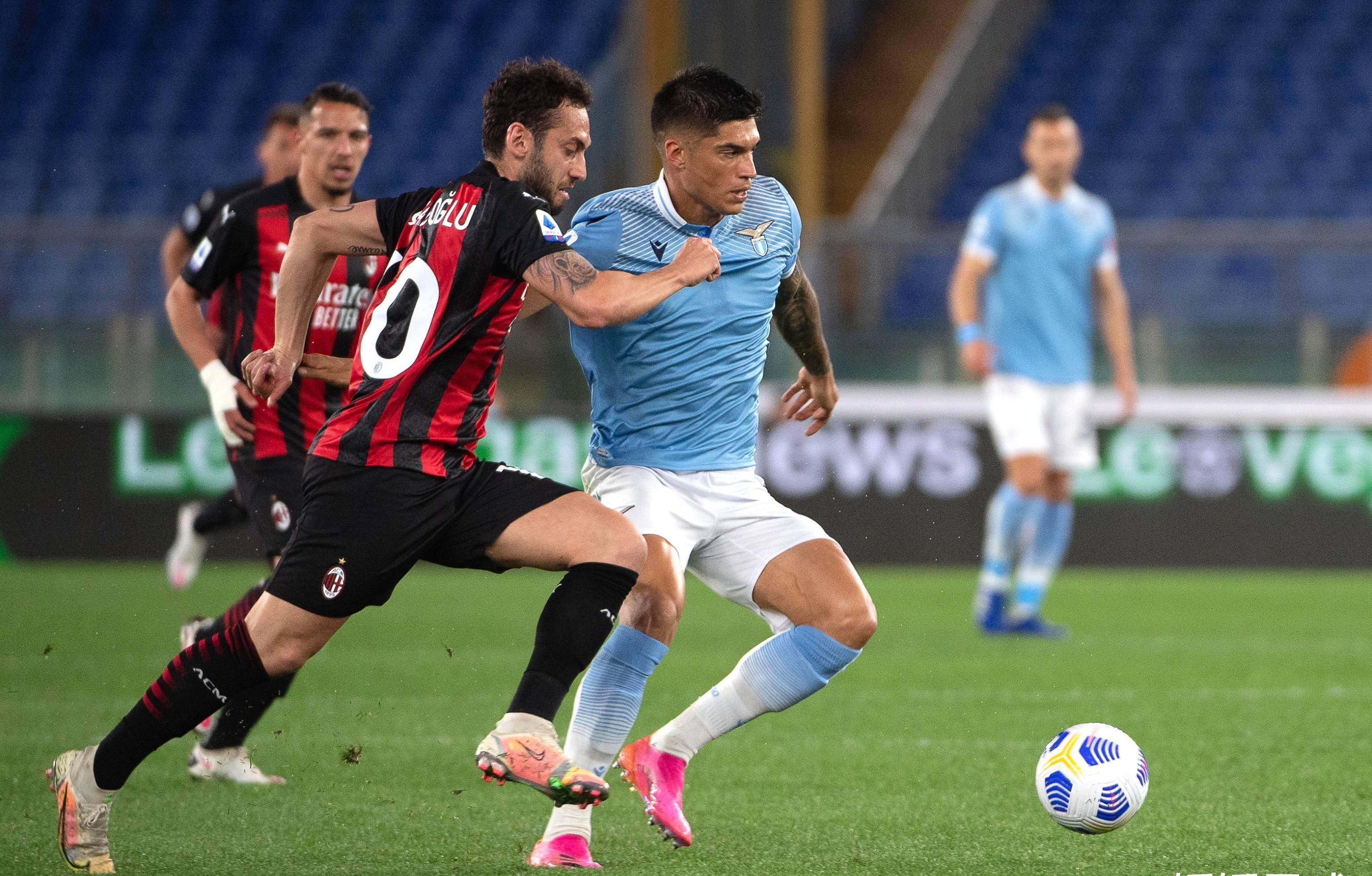 佛罗伦萨球员庆祝进球,贡献胜利 佛罗伦萨球员庆祝进球,贡献胜利