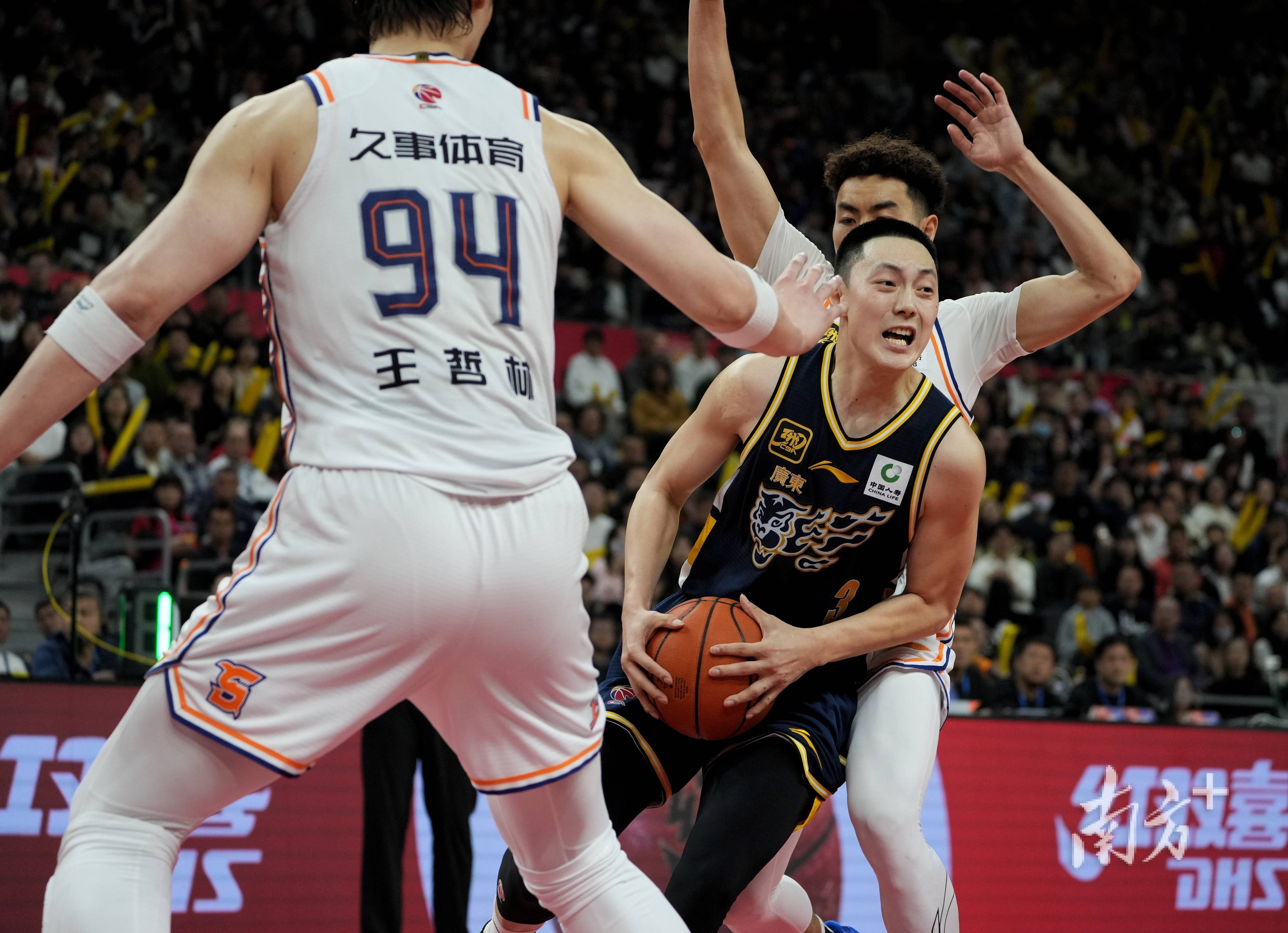 广东男篮击败深圳男篮升至CBA积分榜第一位 广东男篮击败深圳男篮升至CBA积分榜第一位