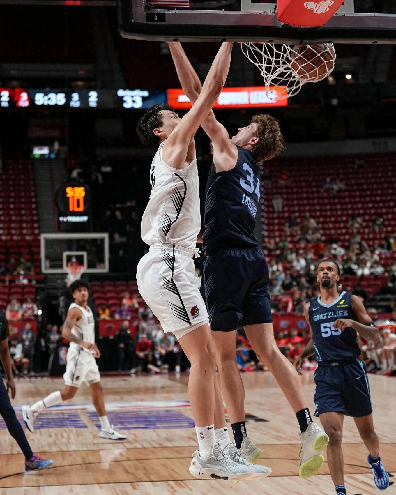 灰熊爆冷胜开拓者取得首胜