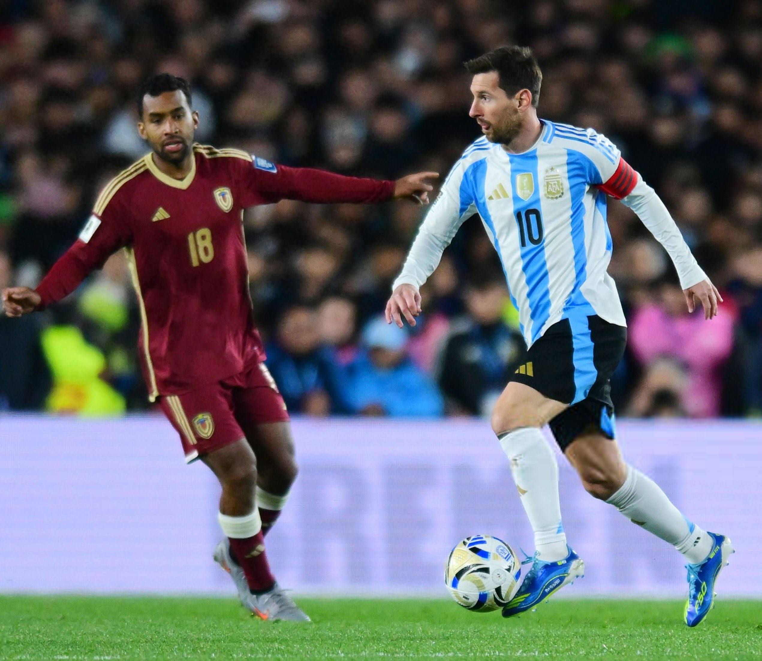 巴黎圣日耳曼1-0战胜曼联，梅西首秀立功