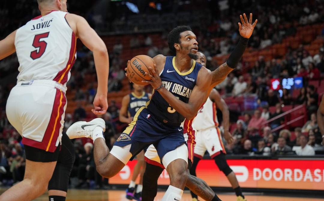 鹈鹕客场战胜热火，止住连败