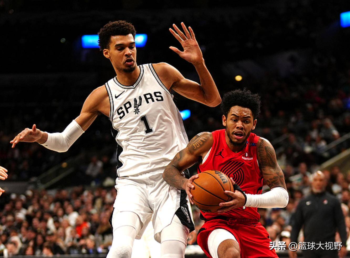 鹈鹕惊险战胜活塞，保持不败