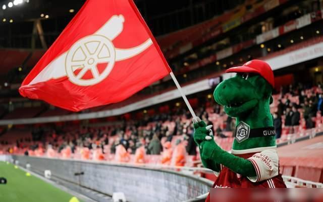 阿森纳球迷在主场燃放烟花，庆祝胜利的简单介绍